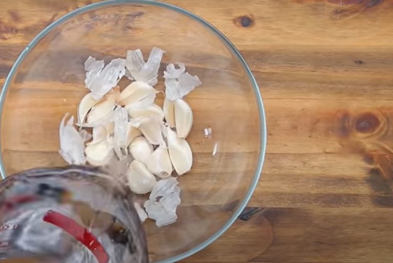 De ce să pui usturoiul în apă fierbinte, înainte de a-l curăța. Metoda genială, o vei folosi mereu