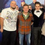 În ciuda contactelor pe care le are, lui Selly îi este greu în postura de producător de film și formate de divertisment