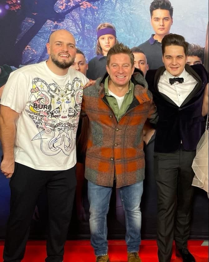 În ciuda contactelor pe care le are, lui Selly îi este greu în postura de producător de film și formate de divertisment