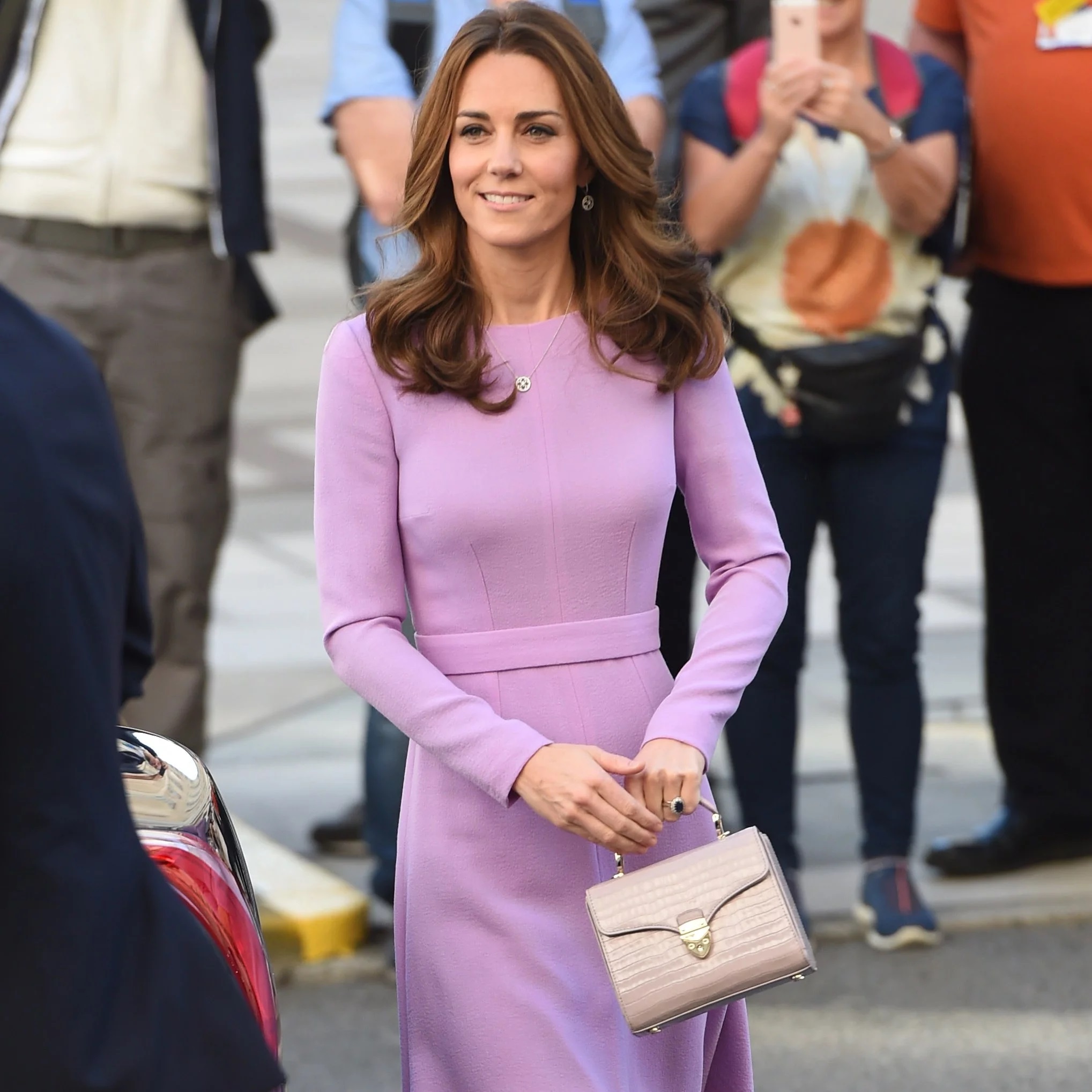 Ce nu are voie Kate Middleton să facă în public
