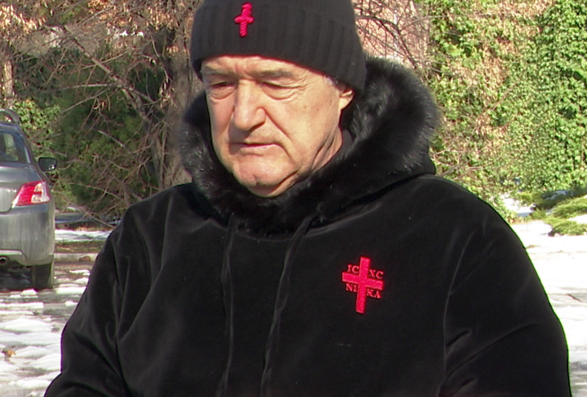 Cine e designerul care îi face lui Gigi Becali hainele cu înscrisul „Iisus Hristos biruiește”