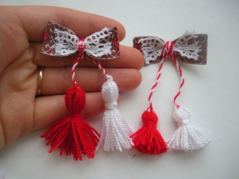 Cum trebuie să porți mărțișorul ca să îți aducă noroc. Așa trebuie prins la mână sau în piept ca să te protejeze