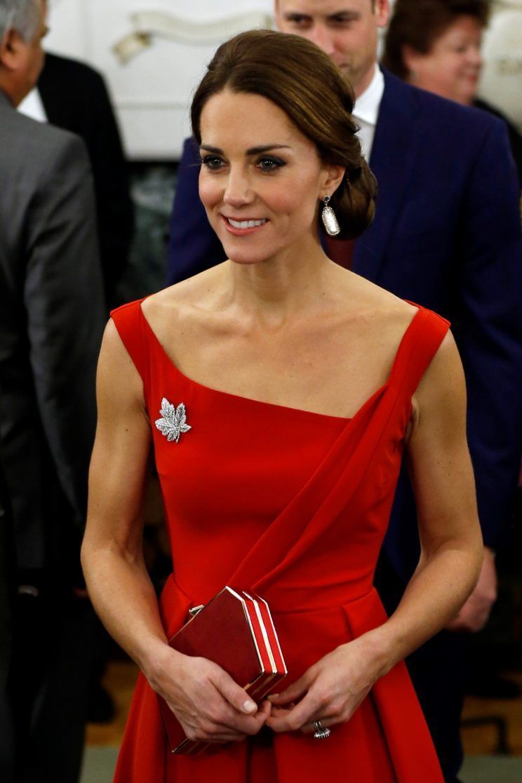 Metoda folosită de Kate Middleton pentru ca bretelele sutienului să nu se vadă