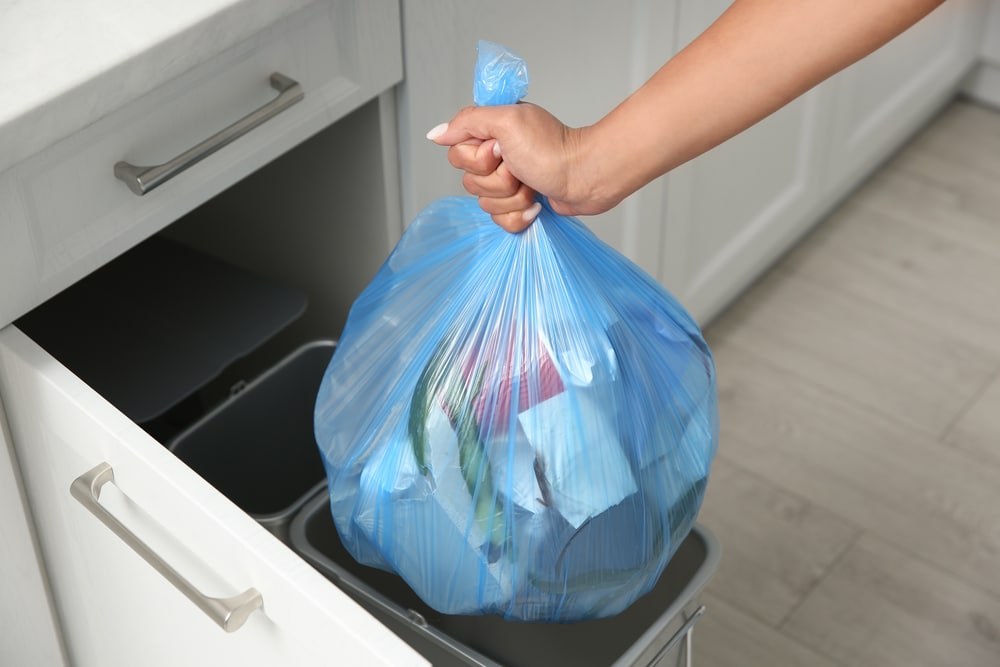 Metoda simplă care te scapă de mirosul neplăcut al coșului de gunoi