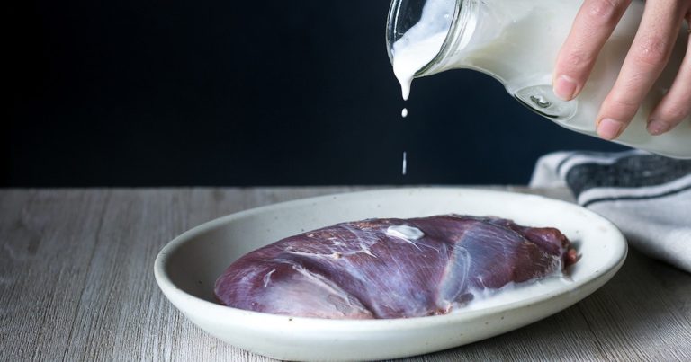 De ce să pui lapte peste carnea crudă. Trucul secret al marilor bucătari
