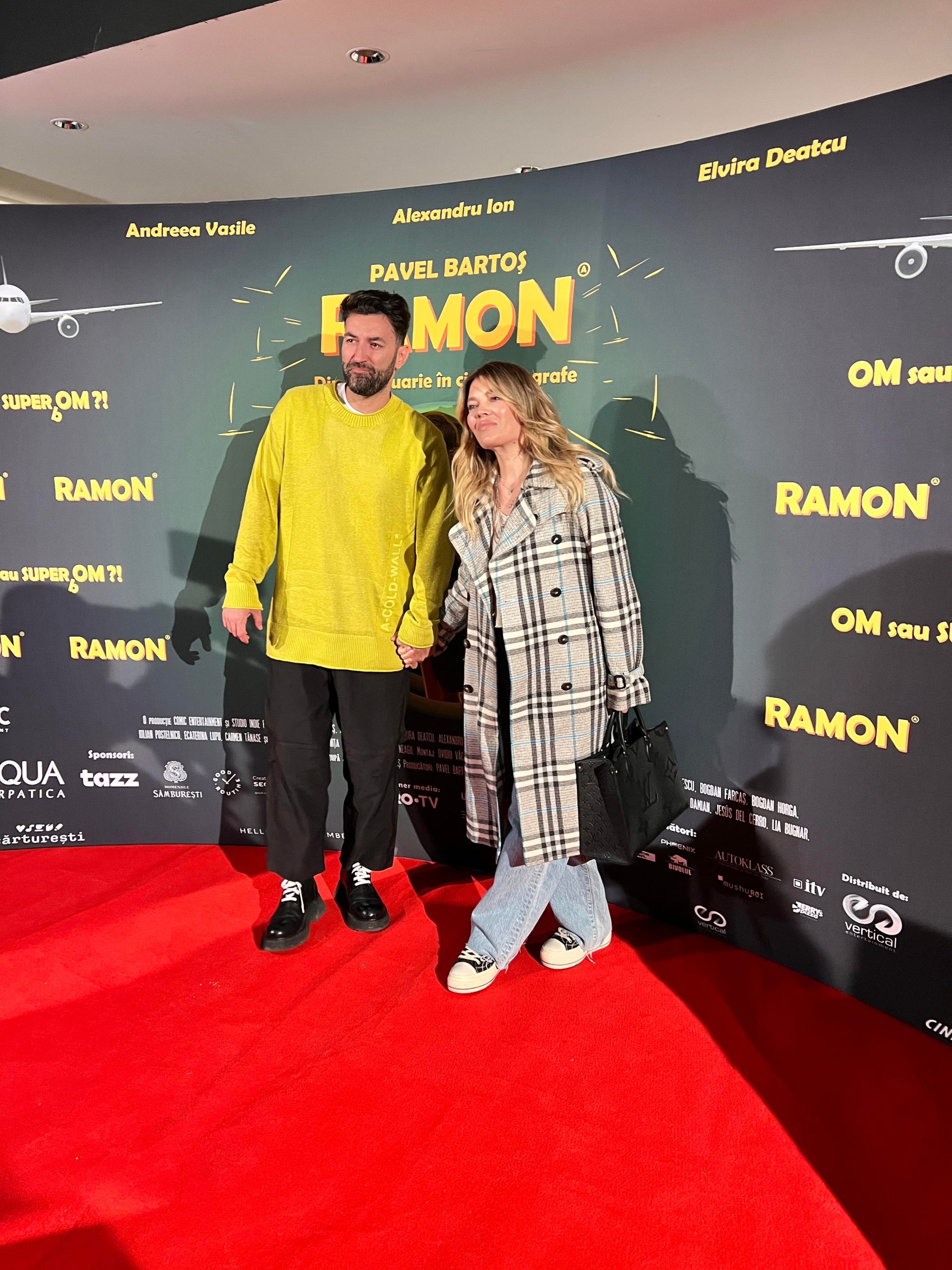 Smiley si Gina Pistol