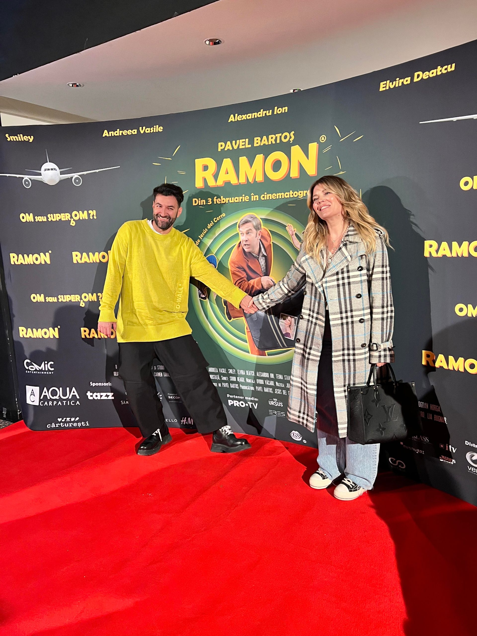 Smiley si Gina Pistol