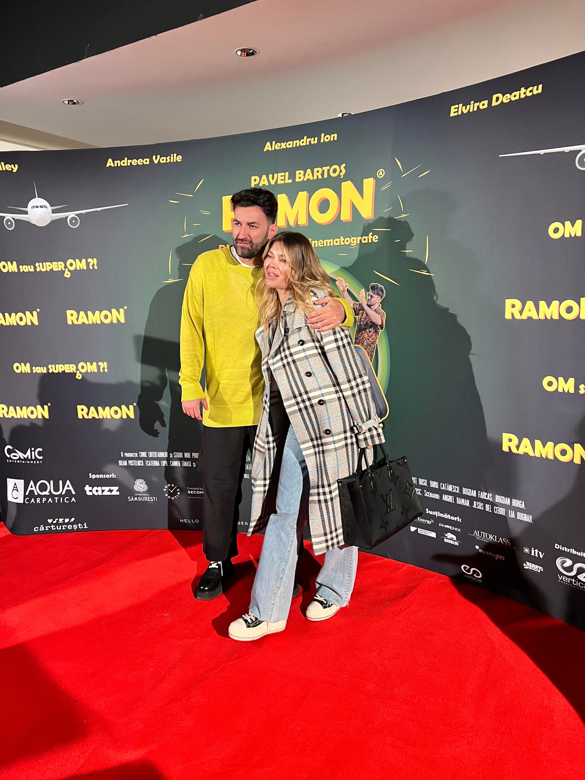 Smiley si Gina Pistol