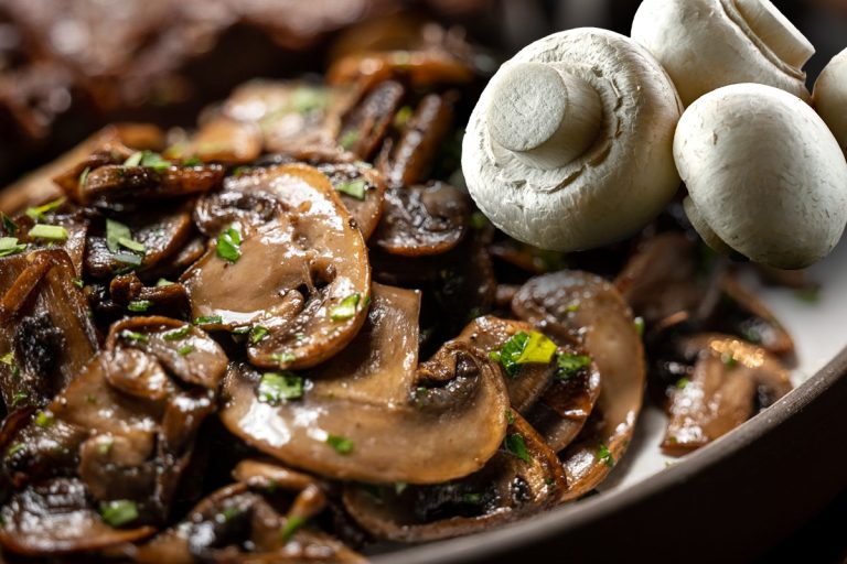 Tocăniță de ciuperci de post cu mămăliguţă. Rețeta delicioasă pe care trebuie să o încerci, este ușor de preparat