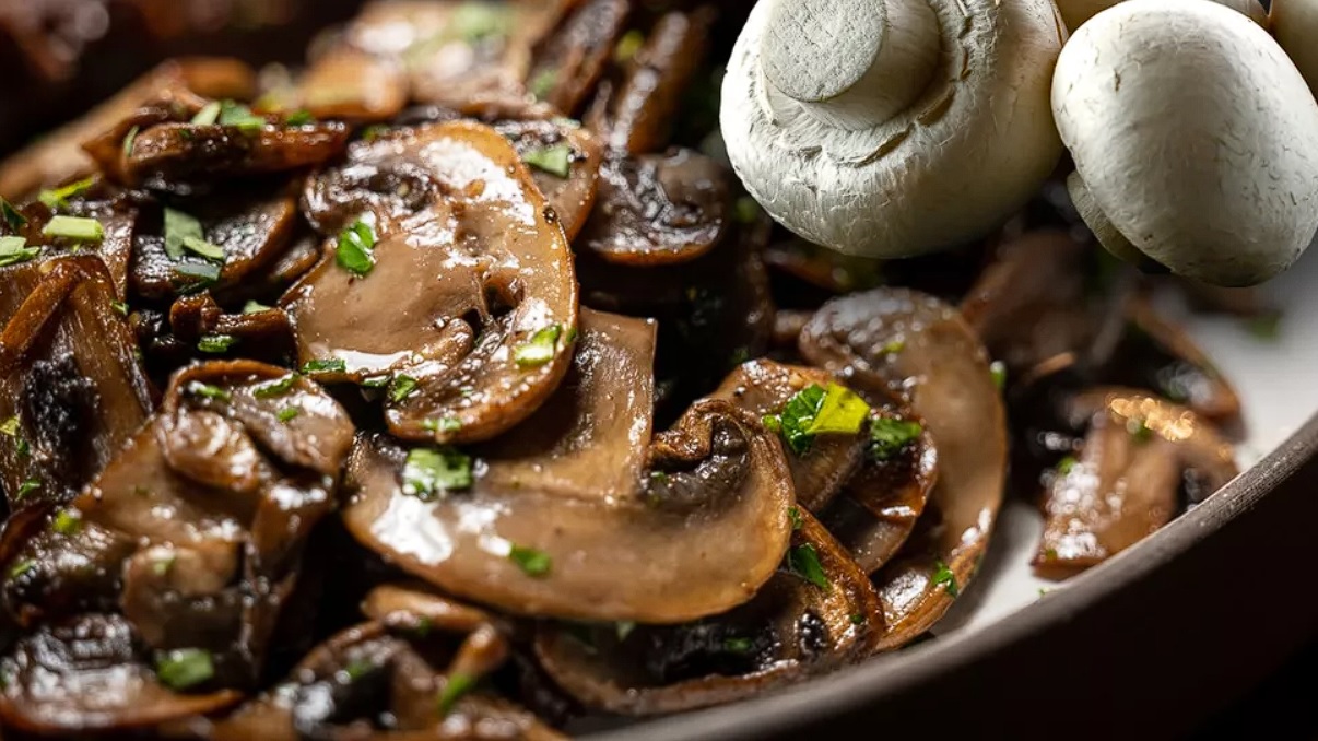 Tocăniță de ciuperci de post cu mămăliguţă