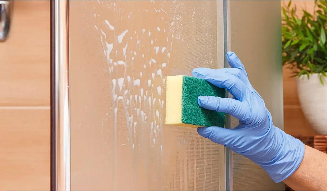 Ingredientul banal care curăță calcarul din cabina de duș