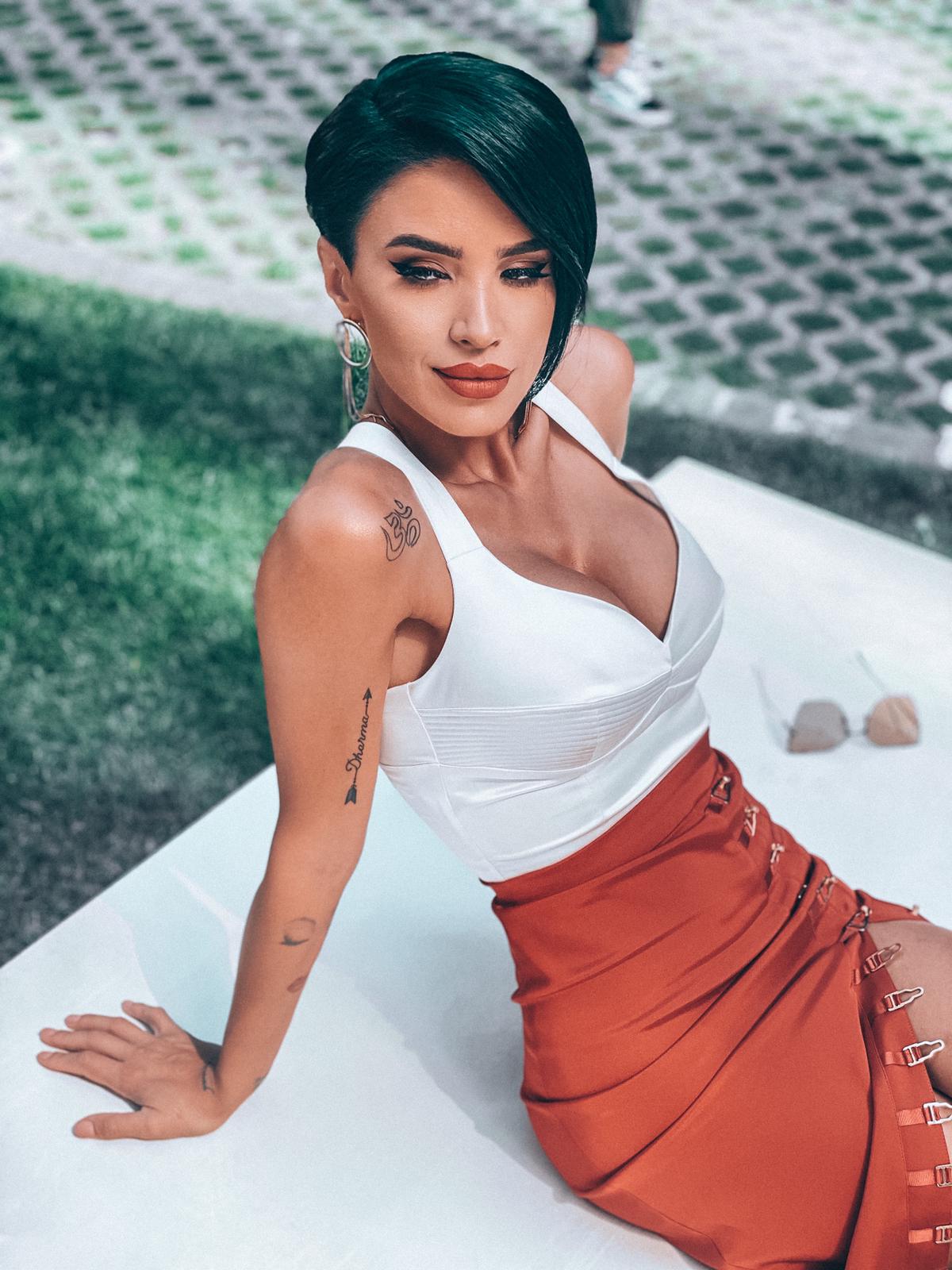 Ce operații estetice are Adelina Pestrițu