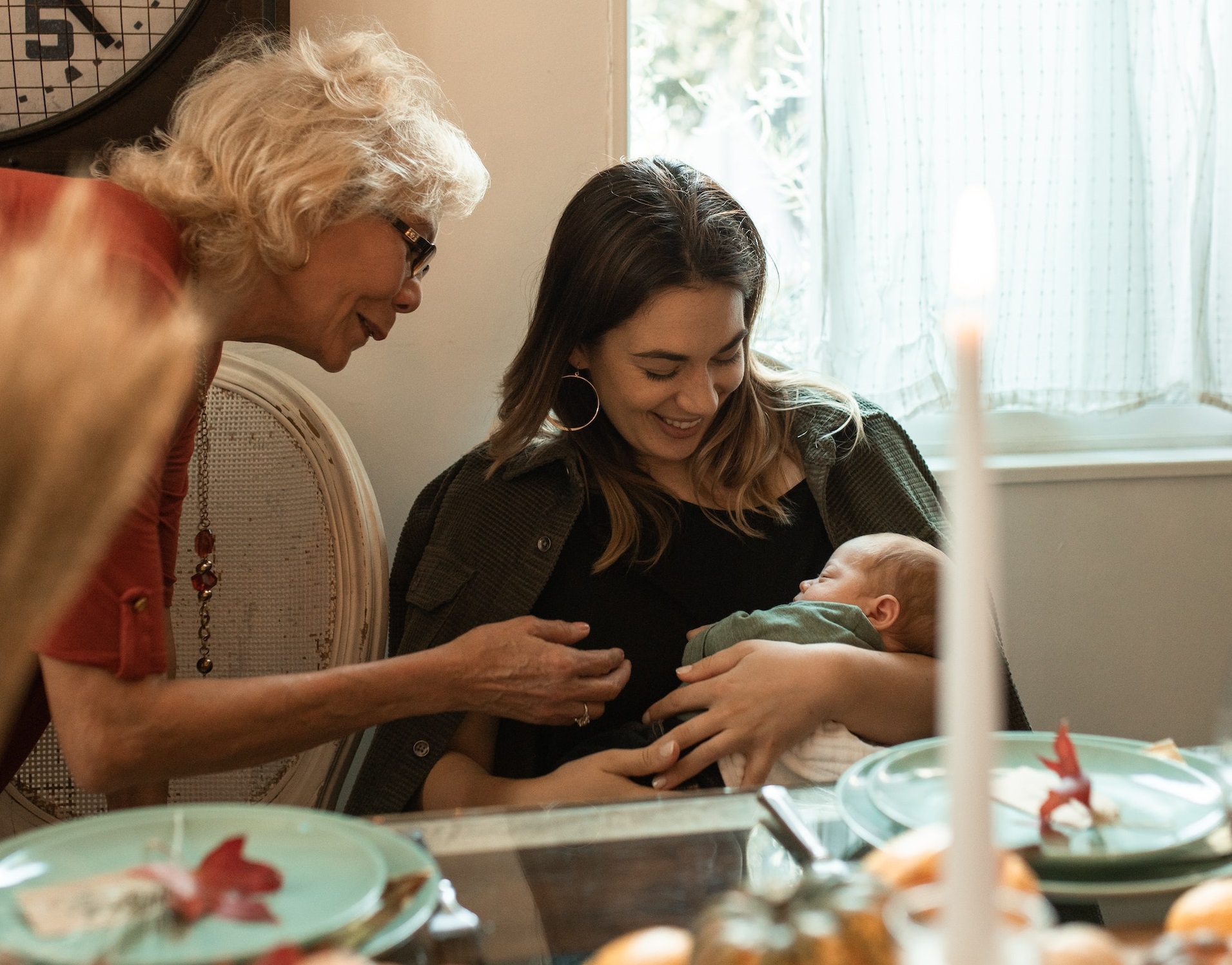 Soacra se bagă prea mult în creșterea copilului nostru