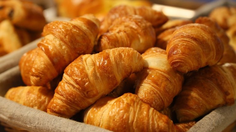 Cum faci croissante pufoase și delicioase ca la patiserie. Secretul ca să iasă perfecte