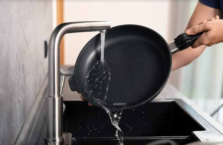De ce să nu speli niciodată tigaia imediat după ce o iei de pe foc. Greșeala uriașă care te poate costa scump