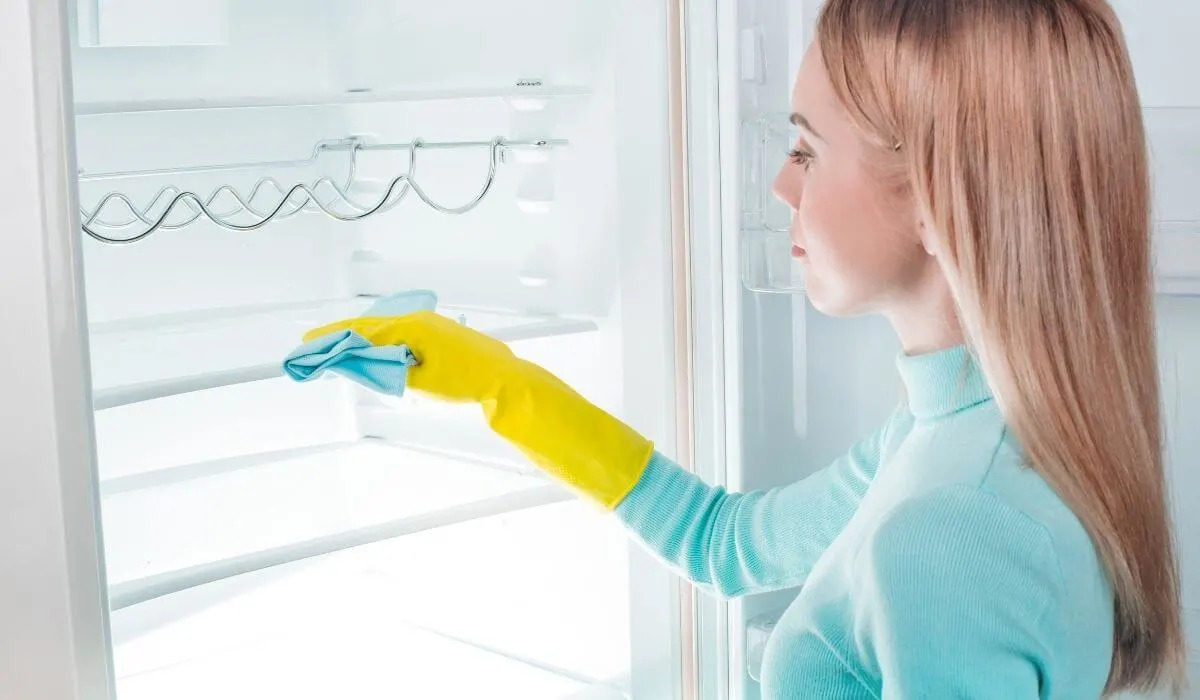 Trucul minune cu folie adezivă care te ajută să cureți frigiderul în câteva secunde