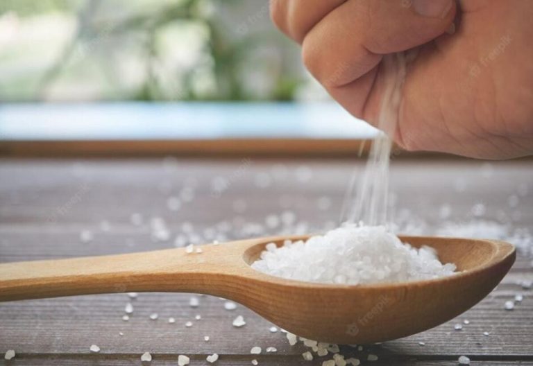 De ce să presari mereu sare peste mătură când faci curățenie. Efectul este chiar surprinzător