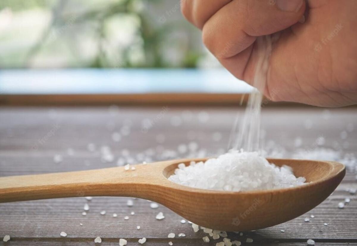 De ce să presari mereu sare peste mătură când faci curățenie