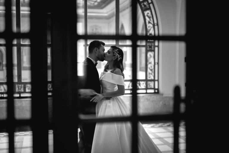 Ce trebuie să știm atunci când alegem fotograful pentru nunți sau alte evenimente. Dacian S. Foldi: „Se întâmplă ca la instantanee persoanele apropiate să nu se ridice de la masă” VIDEO EXCLUSIV