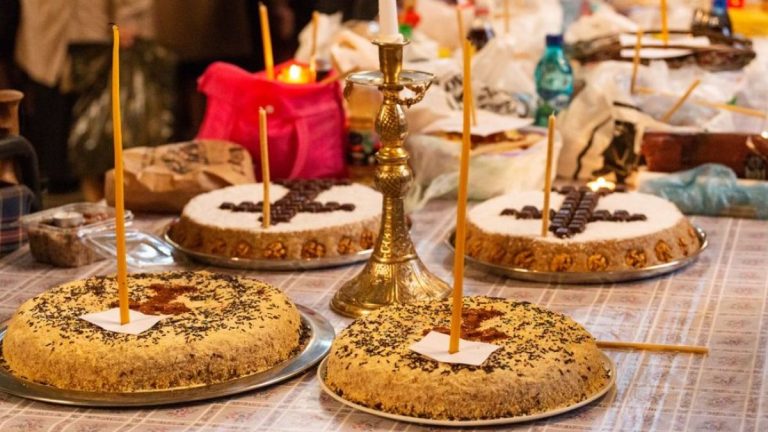 Moșii de iarnă 2023. Ce se împarte de Sâmbăta Morților. Alimentul care nu trebuie să lipsească