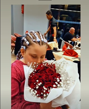 Isabela și-a dorit codițe cu extensii