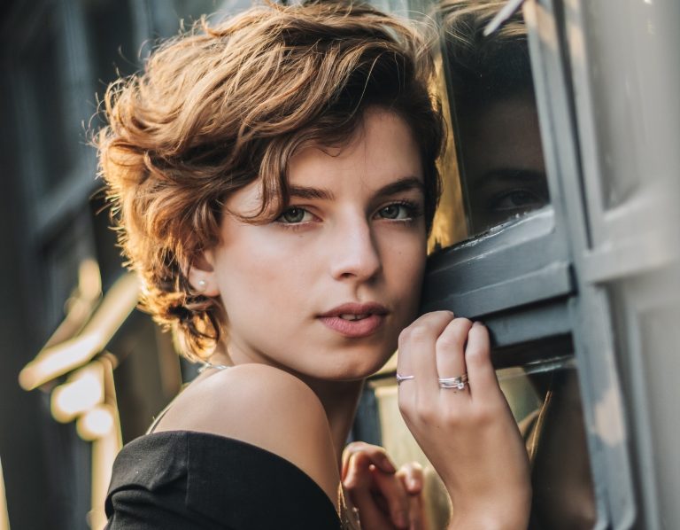 Trucul simplu prin care afli dacă îți stă bine cu părul scurt. Metoda pe care trebuie să o încerci înainte de a merge la salon