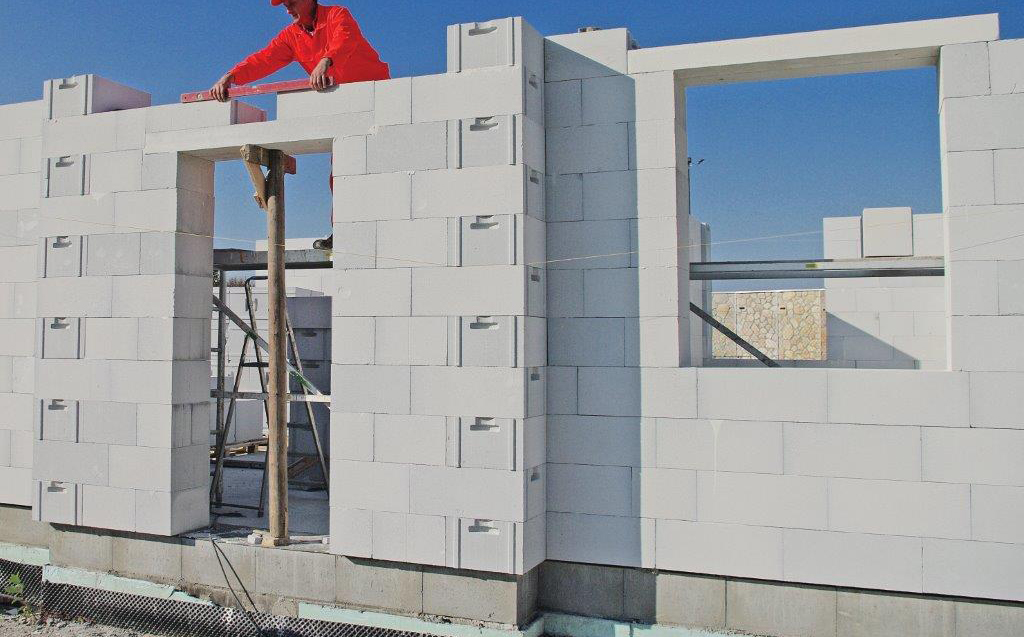 Case din cărămidă, BCA sau lemn