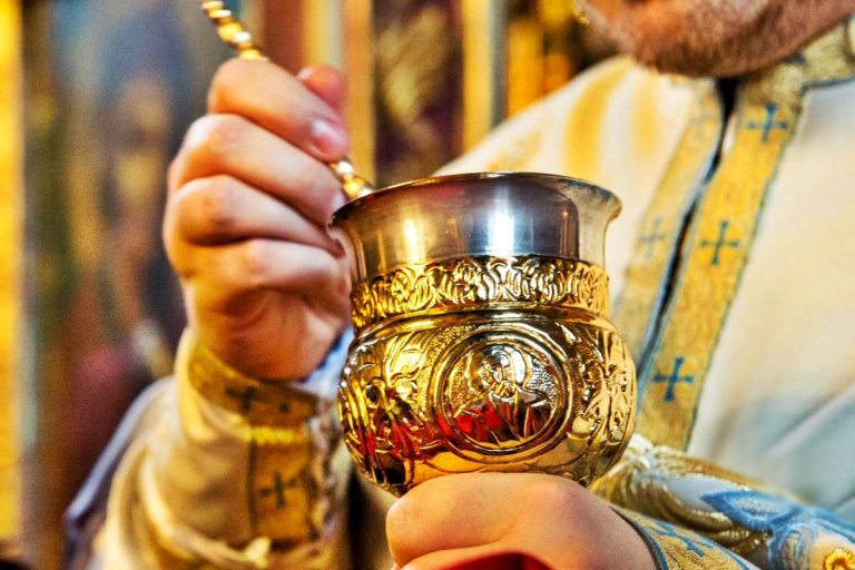 Ai voie să bei apă înainte de împărtășanie. Reguli pe care trebuie să le respecte orice credincios