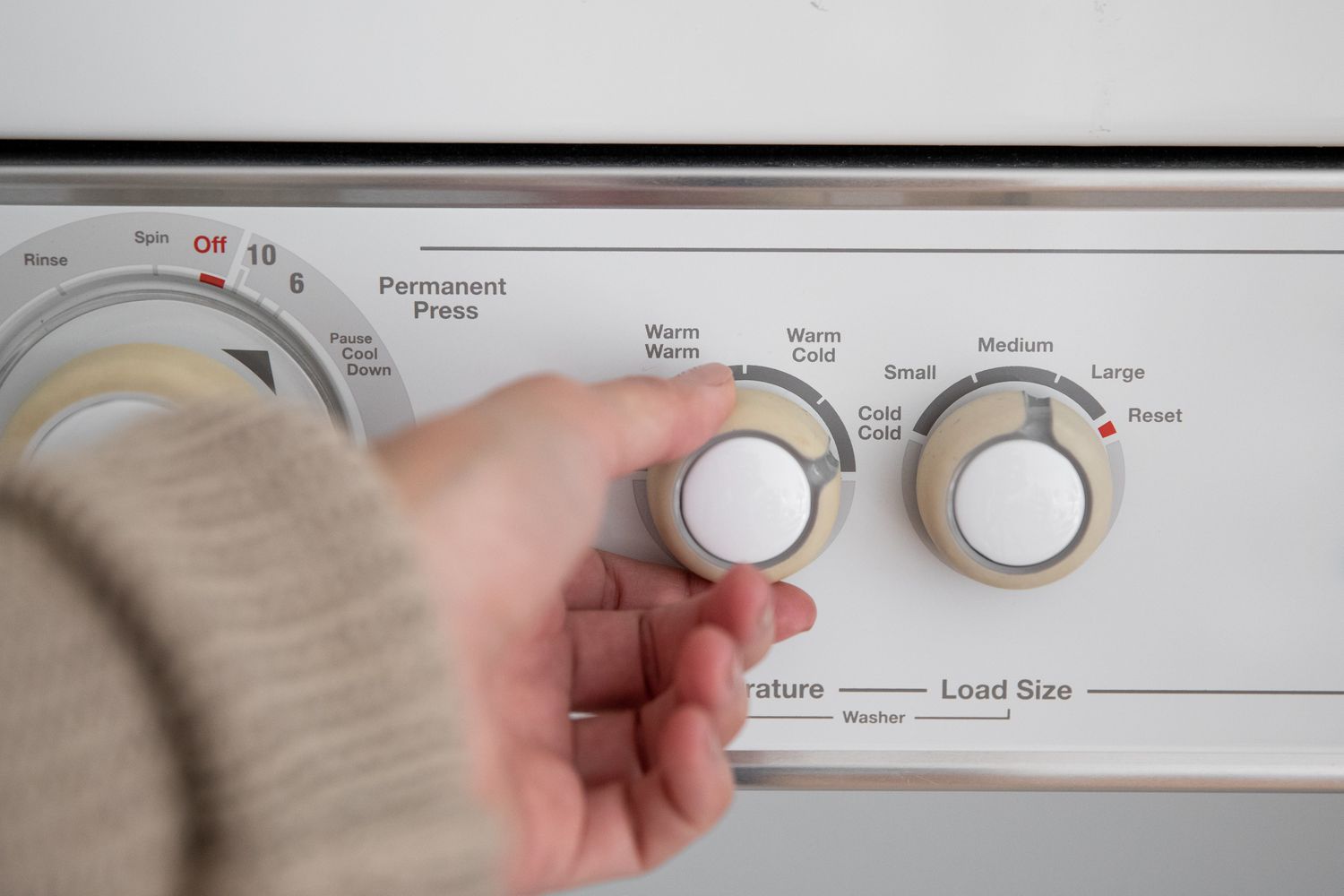 Ce trebuie să presari neapărat în mașina de spălat când bagi haine negre