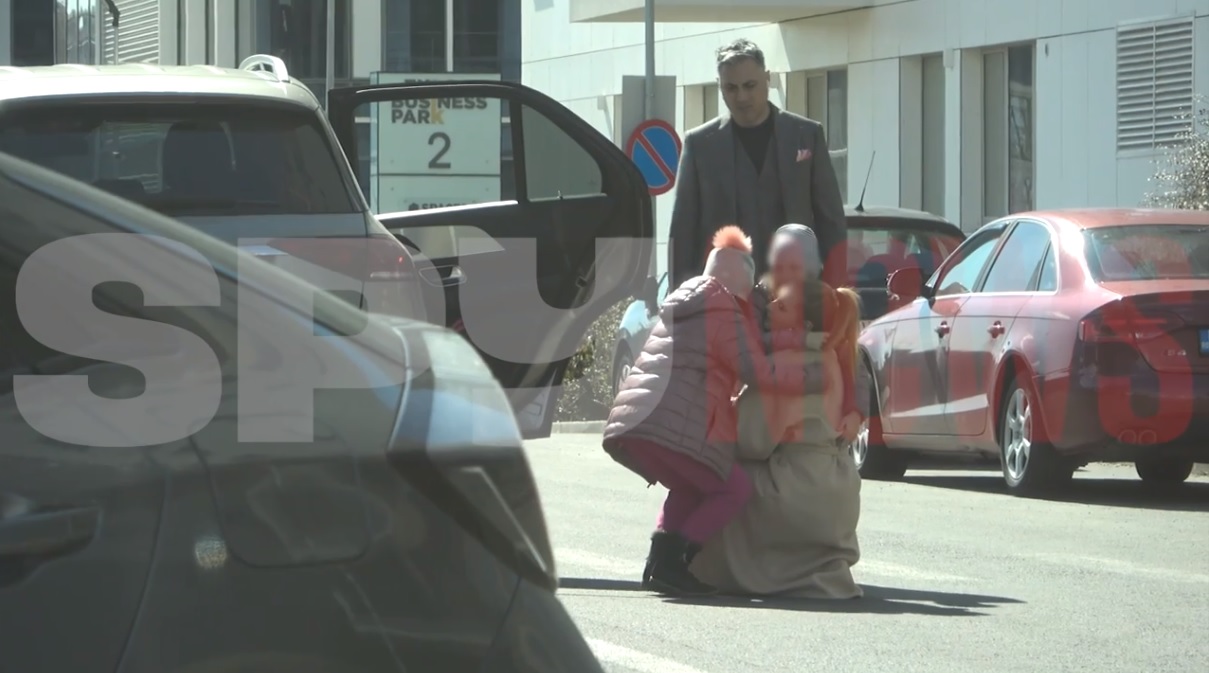 Cum au fost surprinse Alina Sorescu și fetițele ei