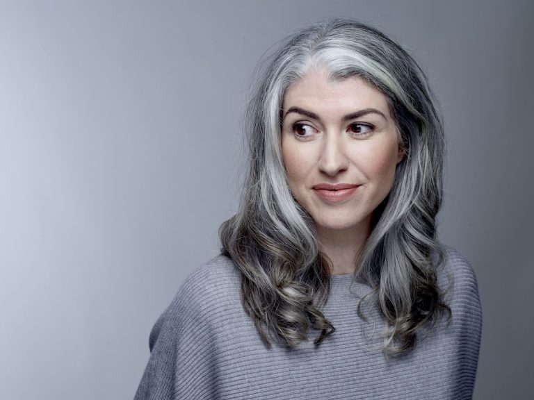 Cum să îți faci părul gri fără să te decolorezi. Trucul genial pe care trebuie să-l știi