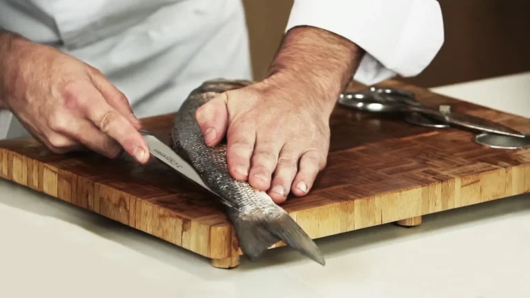 Cum se curăță ușor și rapid peștele de solzi. Metoda pe care trebuie să o încerci, îți va ușura munca