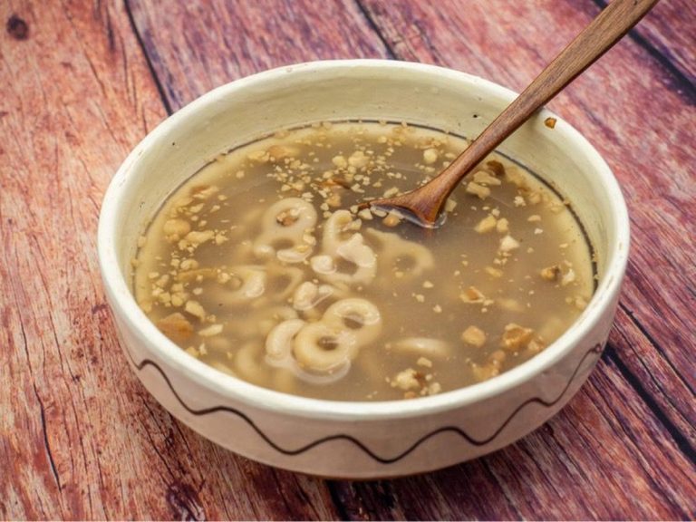 Cum se fac mucenicii fierți. Ingredientul care le schimbă radical gustul. Se presară la final