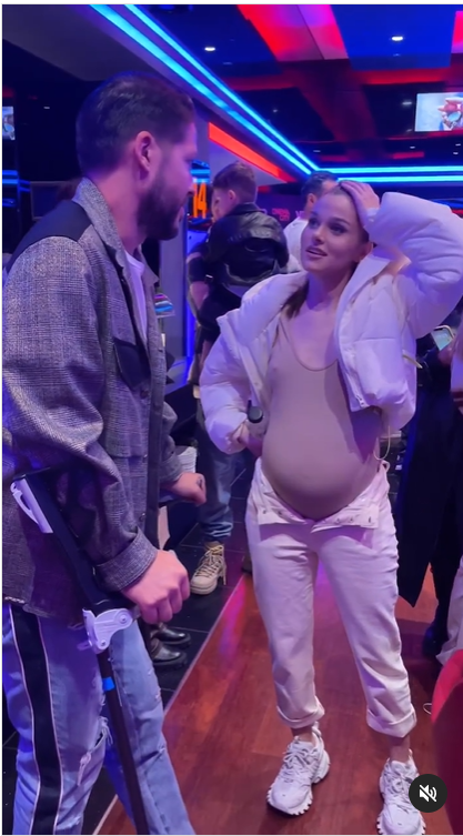 Cum și-a făcut apariția Theo Rose, la mall, însărcinată în luna a șasea