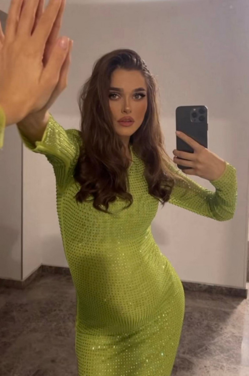 Cum și-a făcut apariția Theo Rose, la mall, însărcinată în luna a șasea