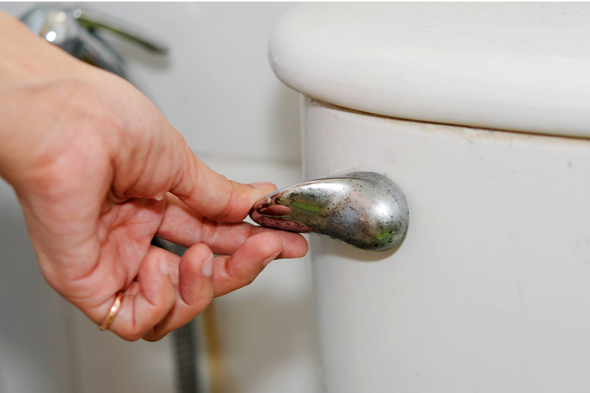 De ce nu ar trebui să învelești sub nicio formă capacul unei toalete publice cu hârtie