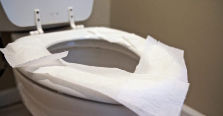 De ce nu ar trebui să învelești sub nicio formă capacul unei toalete publice cu hârtie. La ce pericol major te expui