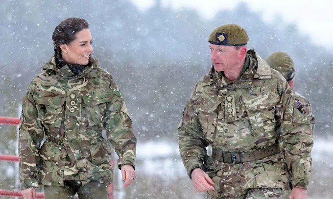 Kate Middleton, în ținută militară
