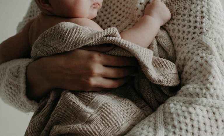 La ce oră facem baie bebelușului pentru un somn liniștit. Sfaturi și recomandări importante