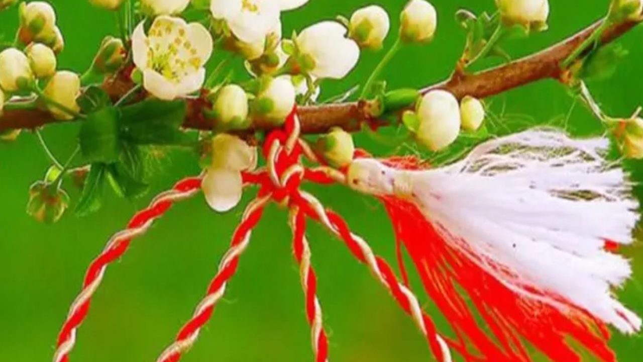 Mărțișorul se poartă în partea dreaptă sau partea stângă