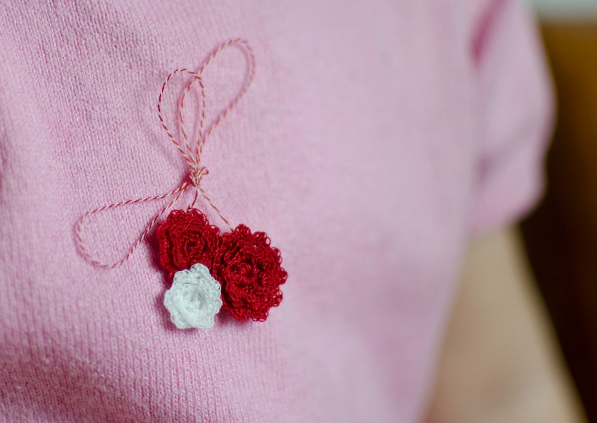 Mărțișorul se poartă în partea dreaptă sau stângă