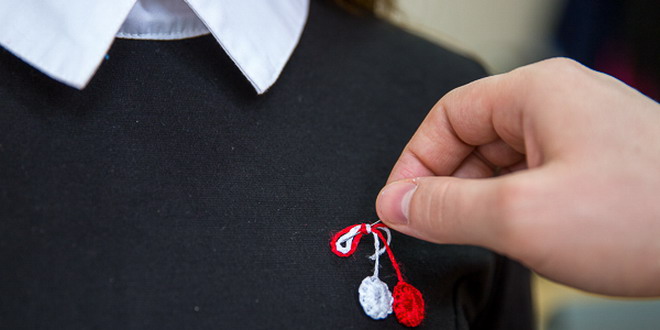 Mărțișorul se poartă în partea dreaptă sau stângă