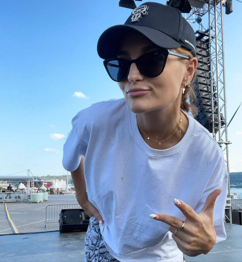 Ce ritual are Minelli atunci când scrie o piesă