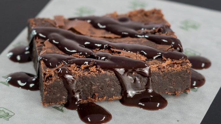 La ce temperatură se coace negresa. Trucul ca să iasă cremoasă și să nu se crape după ce o scoți din cuptor