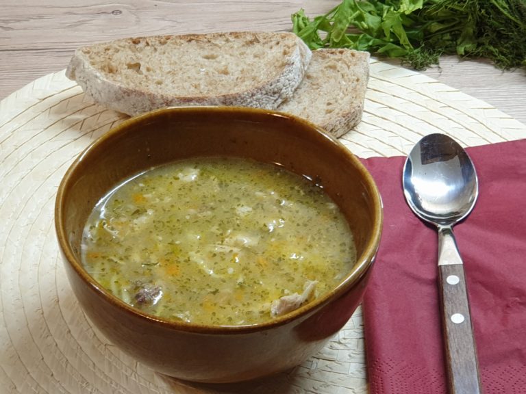 Când trebuie să pui sare în supa de pui. Nicio gospodină nu procedează așa. Mereu greșesc