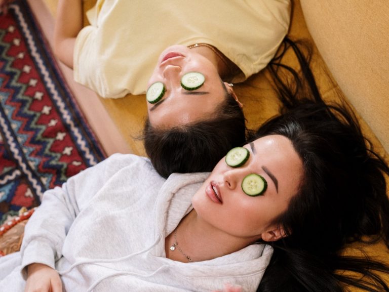 Cum să folosești castravetele și aloe vera pentru a avea pielea fără riduri și imperfecțiuni. Trucuri care redau strălucirea tenului