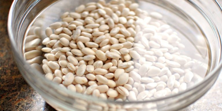 Cât timp se lasă fasolea boabe la înmuiat, înainte de a se pune la fiert. Trucul pe care trebuie să-l știi, iese foarte gustoasă așa