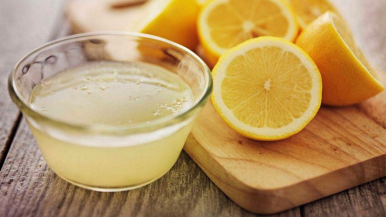 Cum să storci sucul dintr-o lămâie, ușor și rapid, fără să o tai