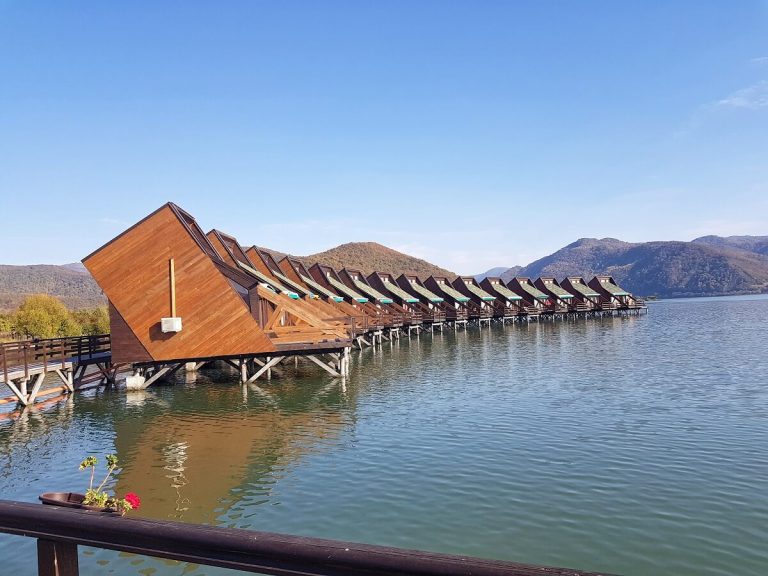 Locul spectaculos din România unde ai impresia că ai ajuns în Maldive. Trebuie să-l vezi neapărat