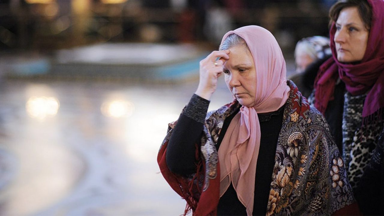 De ce se închină oamenii când trec pe lângă biserică